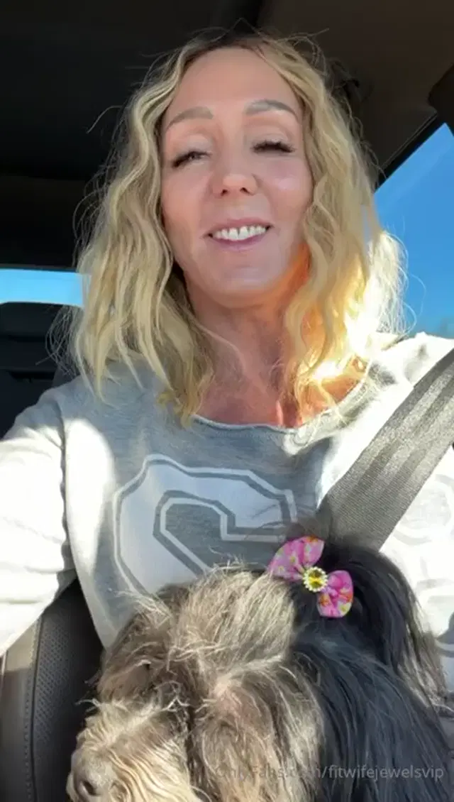 Fitwifejewels aka fitwifejewelsvip – 02-23-2026 OnlyFans Video – Little update about where I am at on my trip and how it’s going! Message me_jyks