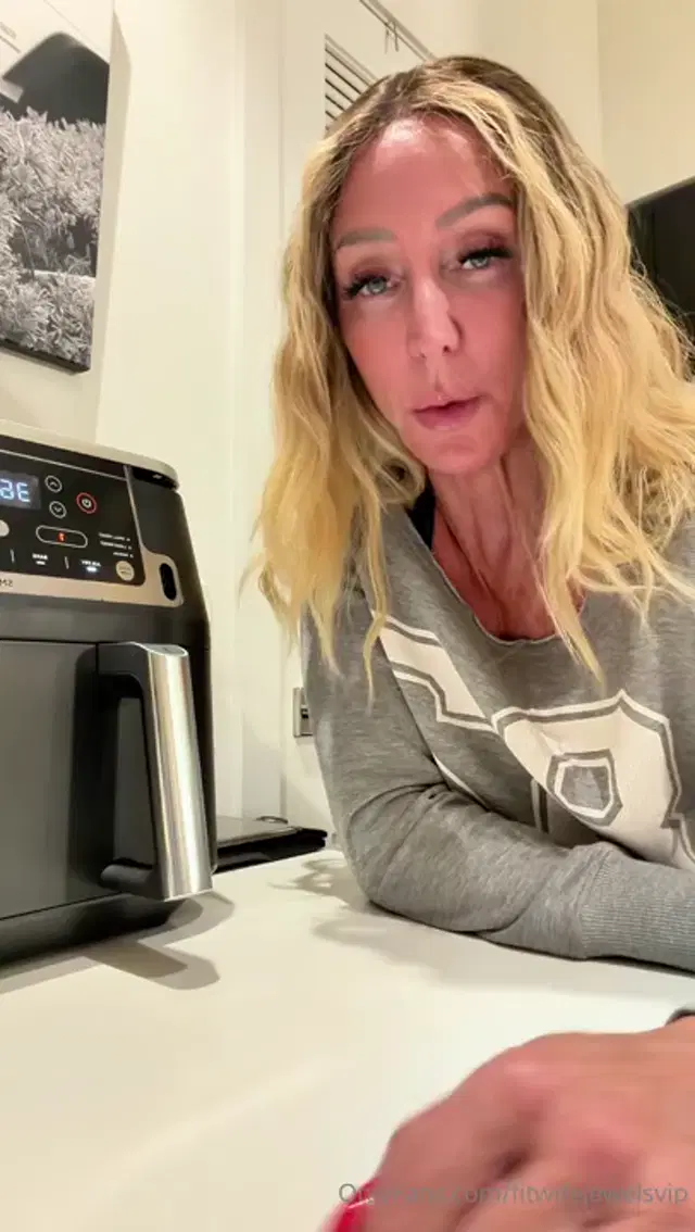 Fitwifejewels aka fitwifejewelsvip – 03-06-2026 OnlyFans Video – Jewels Moment Thoughts on my new air fryer