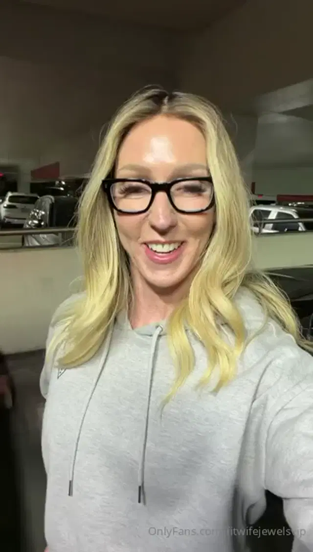 Fitwifejewels aka fitwifejewelsvip – 01-29-2026 OnlyFans Video – Soooo close, entertain me on my drive!