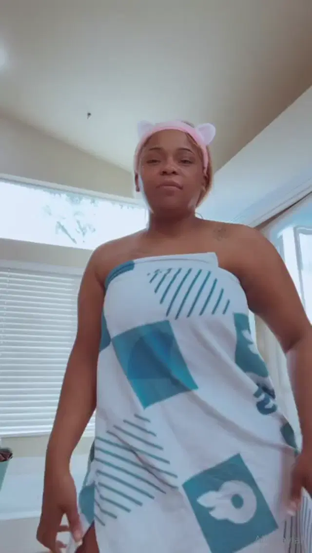 Jayla Page aka allofjaylap – 01-30-2026 OnlyFans Video – Look at my new towel I got from Onlyfans!!