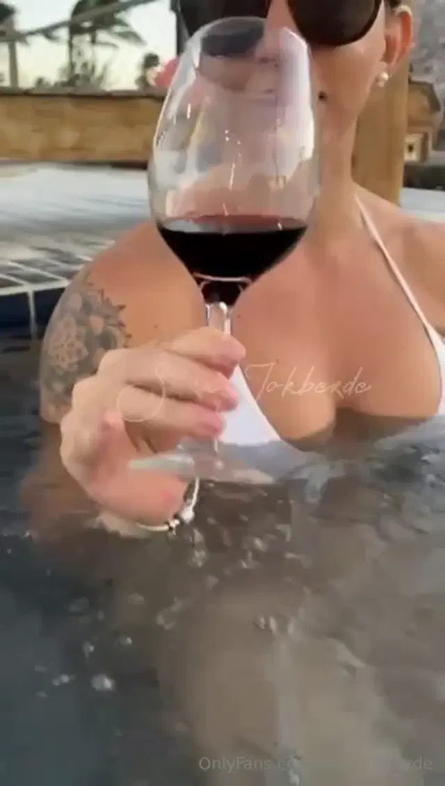 Sara Jokerde aka sara_jokberde – 02-12-2024 OnlyFans Video – Oi meu amor!!! Tudo certinho por a! Aqui est uma delicia viu!!! Hidro, vinho e muita