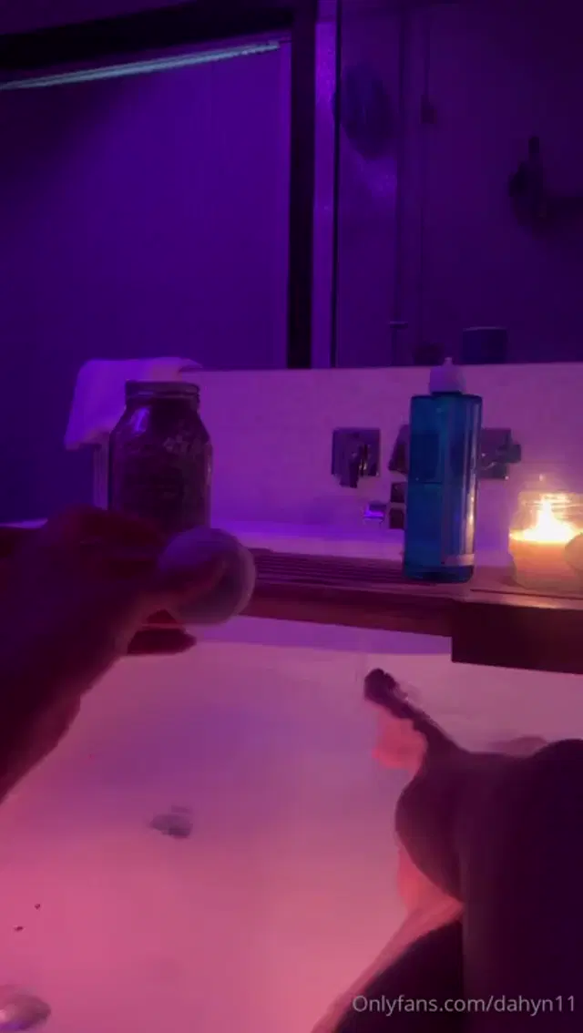 Dahyn11 aka dahyn11 – 04-01-2026 OnlyFans Video – Would you join me in the jacuzzi
