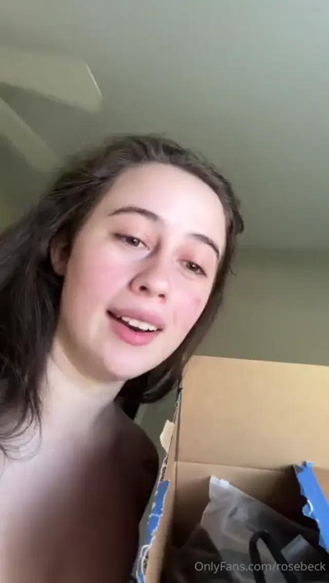 Rose Beck aka rosebeck – 10-02-2024 OnlyFans Video – Recorded a video trying on my succubus Halloween costume!! Let me know what you think! I