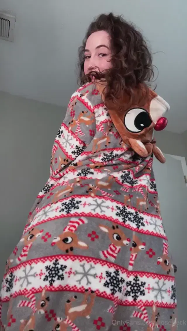 Rose Beck aka rosebeck – 12-11-2024 OnlyFans Video – I bought a giant Christmas onesie, would you guess Im hiding all this underneath