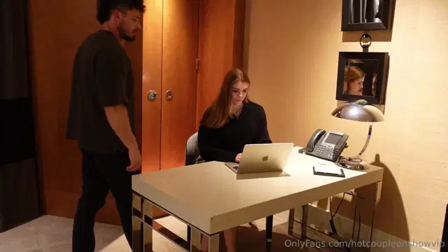 Stace & Ty aka hotcoupleonshowvip – 02-22-2025 OnlyFans Video – Trying to work, but obviously Ty had other plans