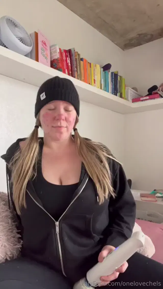 Yumlovechels aka yumlovechels – 05-22-2024 OnlyFans Video – Im running late to a meeting but Im sooo horny! So I used my wand on