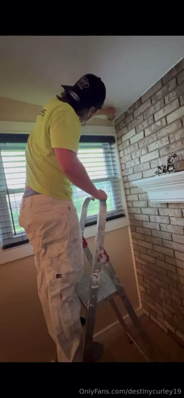 Destinycurley aka destinycurley19 – 07-10-2024 OnlyFans Video – NEW VIDEO sending now I convinced my painter to let me give him a stress