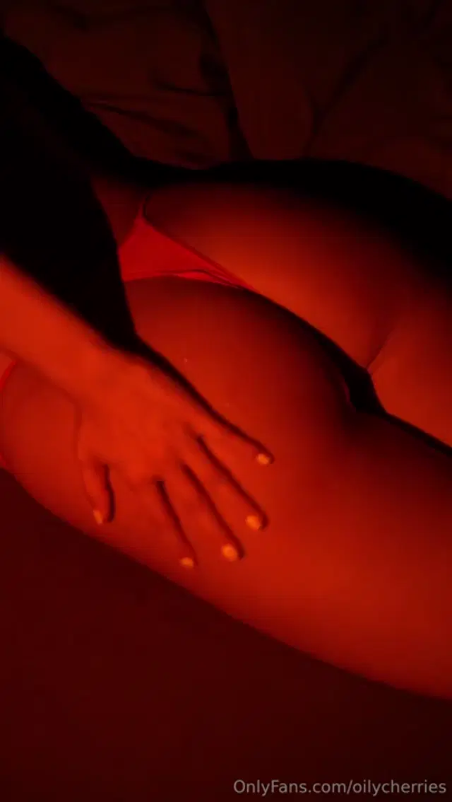 OilyCherries aka oilycherries – 09-15-2024 OnlyFans Video – one minute of oiling up my ass these should be your hands