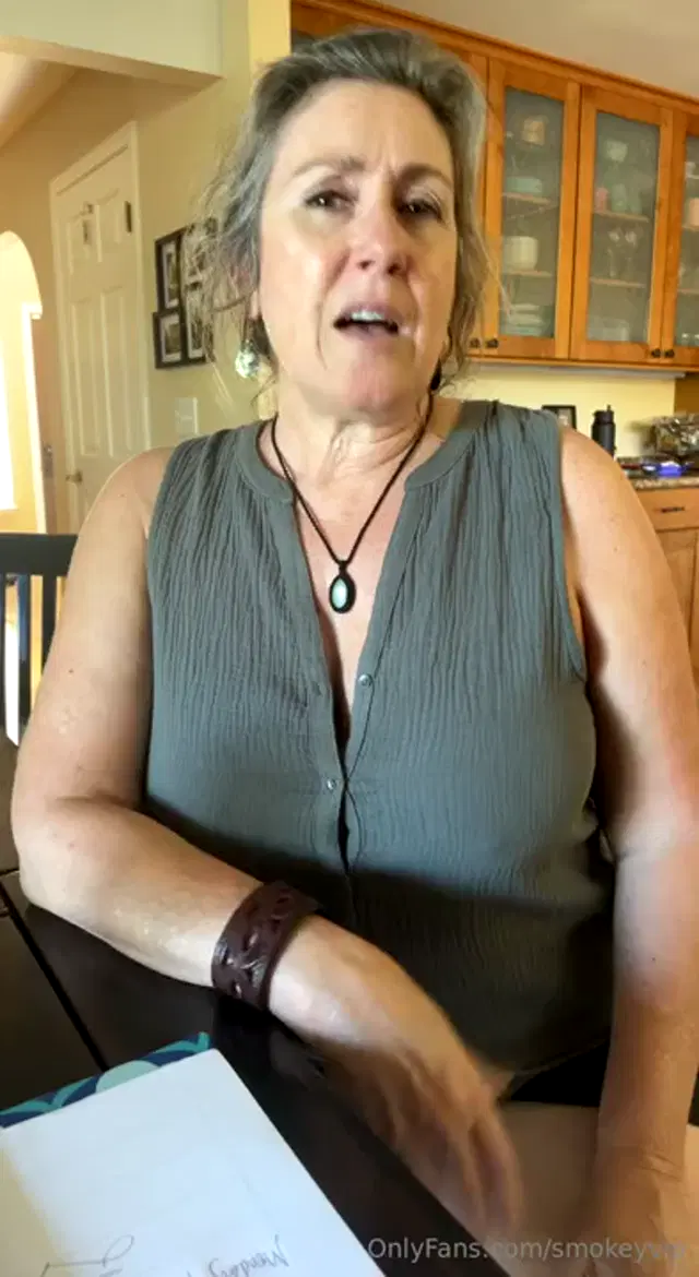 SmokeyChestnut VIP aka smokeyvip – 10-09-2025 OnlyFans Video – TBT relaxing after work