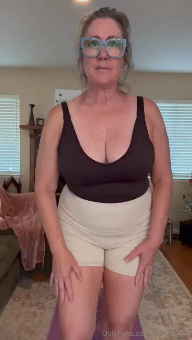 SmokeyChestnut VIP aka smokeyvip – 06-28-2025 OnlyFans Video – Clips from WoodBurnerBills yoga workshop