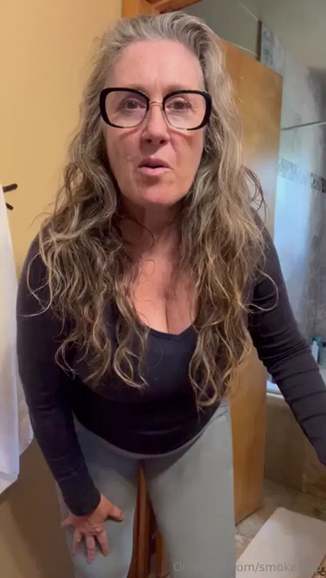 SmokeyChestnut VIP aka smokeyvip – 10-04-2025 OnlyFans Video – Quick strip and chat