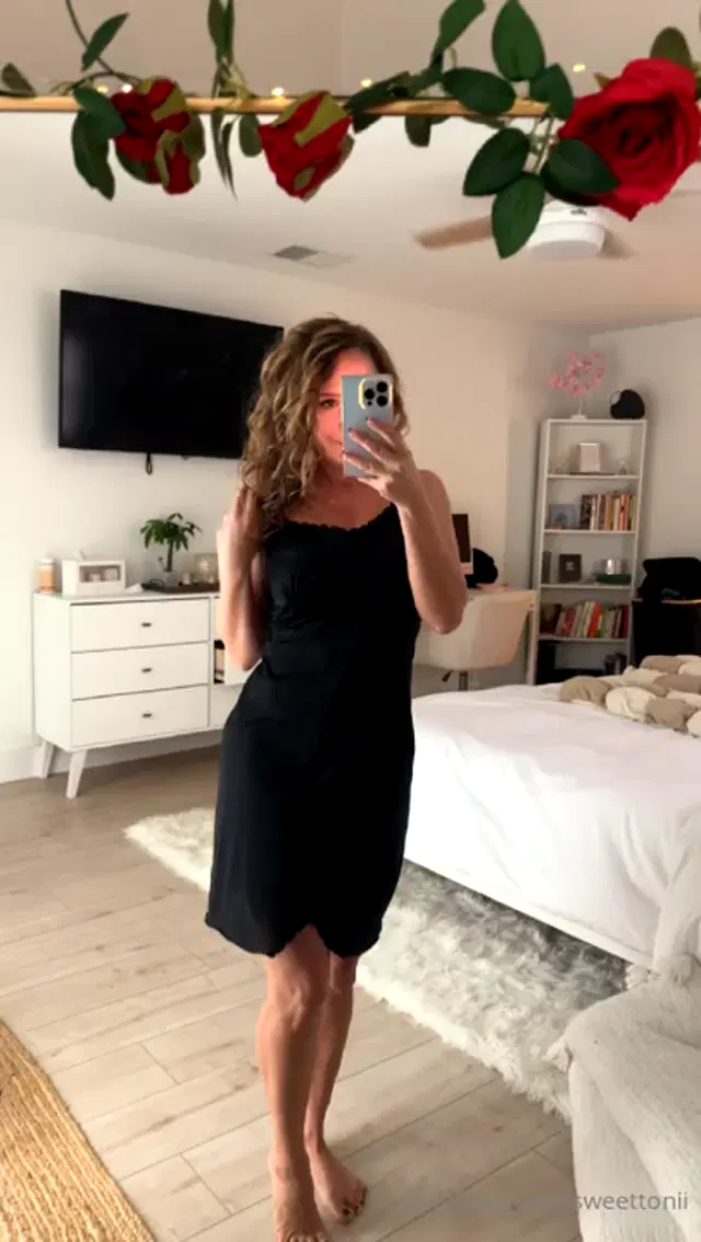 Sweettonii aka sweettonii – 02-18-2024 OnlyFans Video – You like my sexy black slip