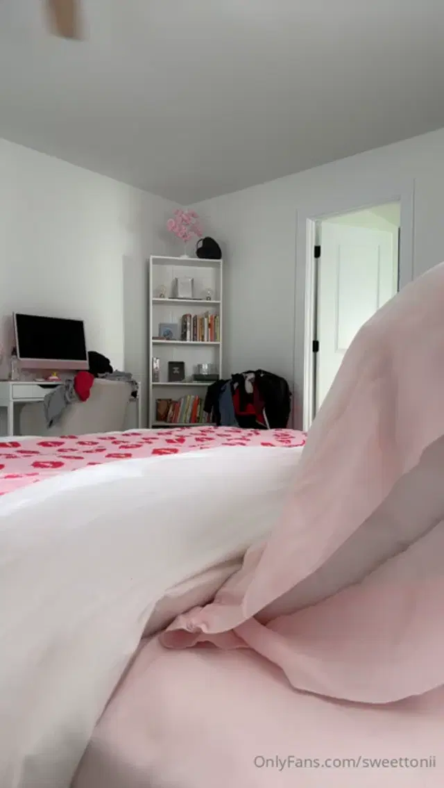 Sweettonii aka sweettonii – 02-03-2024 OnlyFans Video – Would you pull them to the side