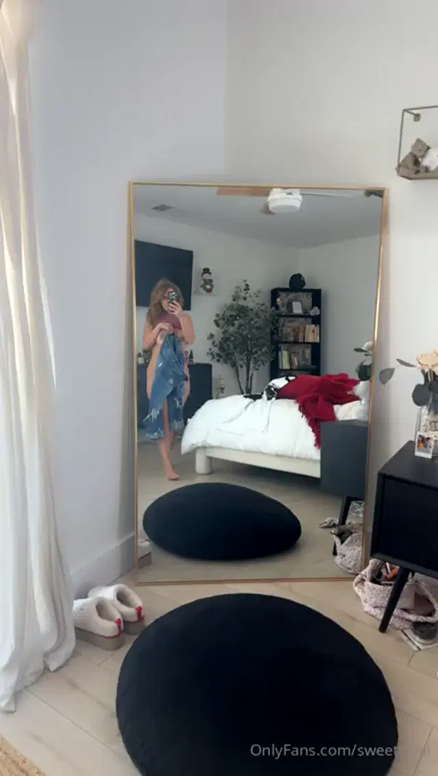 Sweettonii aka sweettonii – 12-13-2025 OnlyFans Video – Evening tease clothes off, tips on