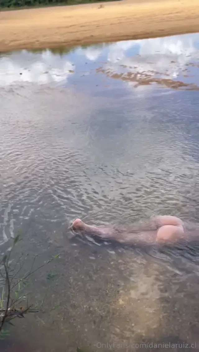 Daniela Ruiz aka danielaruiz.cl – 03-20-2026 OnlyFans Video – Sexo en el RoAcompame a baarme desnuda en un ro mientras con la ayuda de un