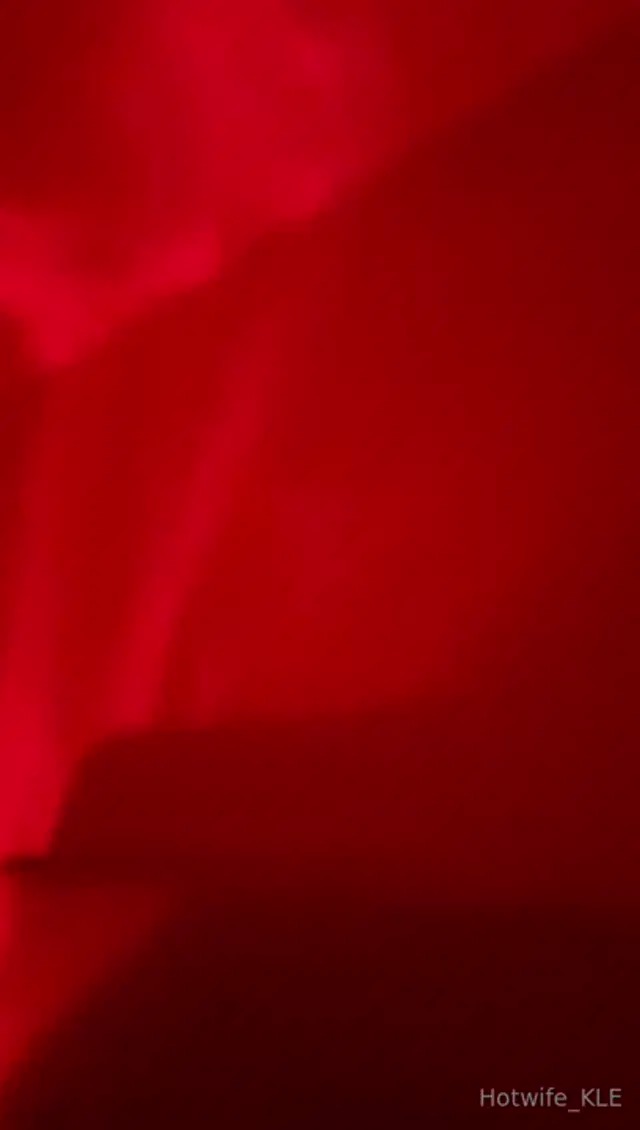 Hotwife Kle aka hotwife_kle – 02-03-2025 OnlyFans Video – Ich liebe das rote Licht bei meinem Lover!