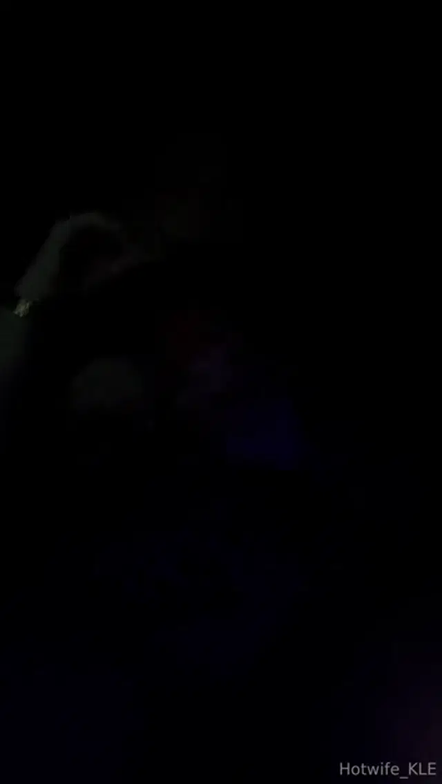 Hotwife Kle aka hotwife_kle – 11-23-2024 OnlyFans Video – Ob ihr richtig steht seht ihr wenn das Licht an geht!