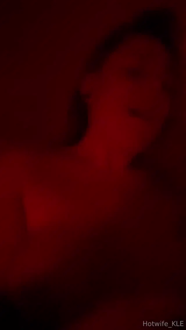Hotwife Kle aka hotwife_kle – 03-20-2025 OnlyFans Video – Wild Ride Right around on him