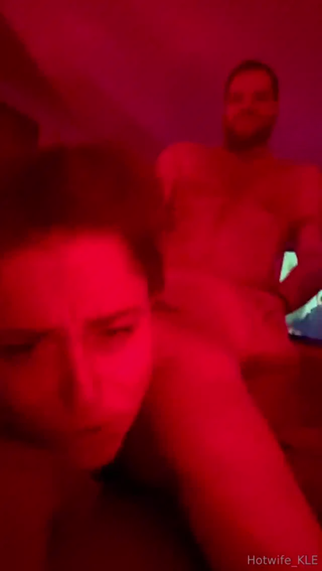 Hotwife Kle aka hotwife_kle – 12-06-2024 OnlyFans Video – Mein Blick spricht mehr als 1000 Worte! Date mit lover!