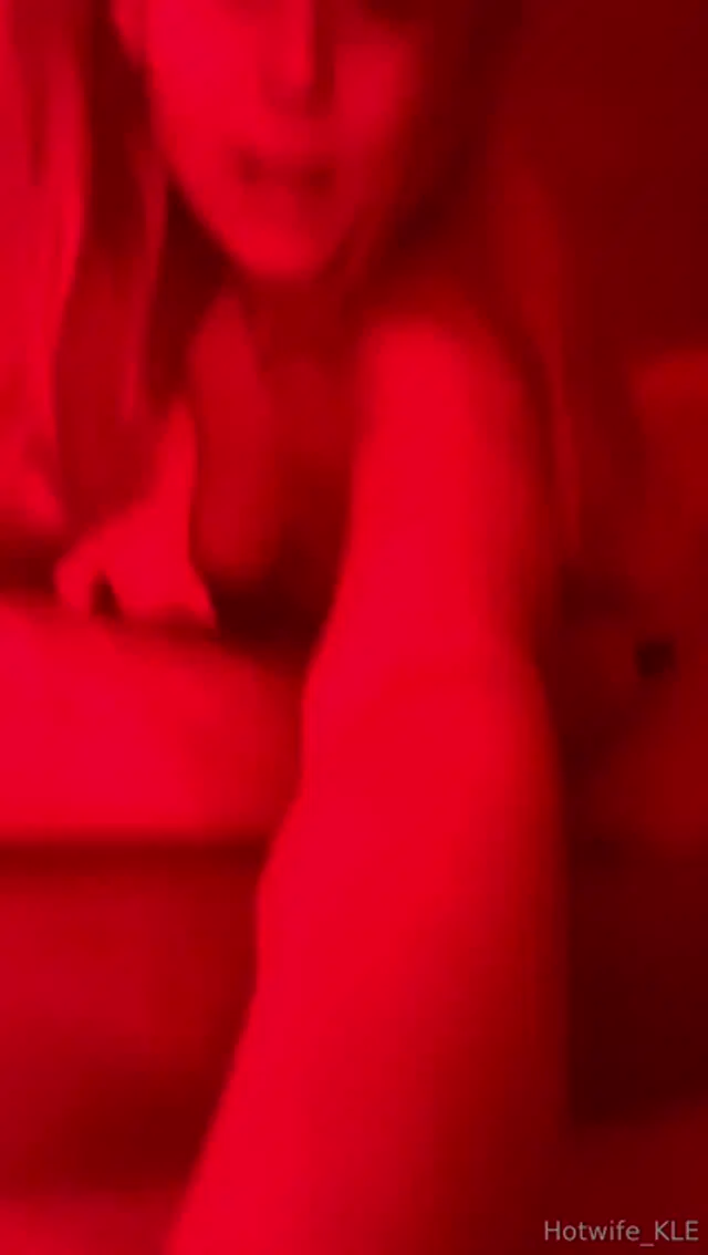 Hotwife Kle aka hotwife_kle – 12-13-2024 OnlyFans Video – Mein Orgasmus auf ihm! Ich liebe es zu reiten