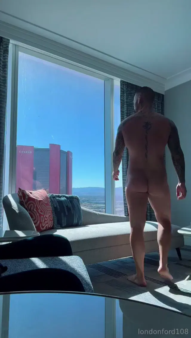 London Ford aka londonford108 – 03-21-2026 OnlyFans Video – I just want to be naked in the top suite and walk around naked for you