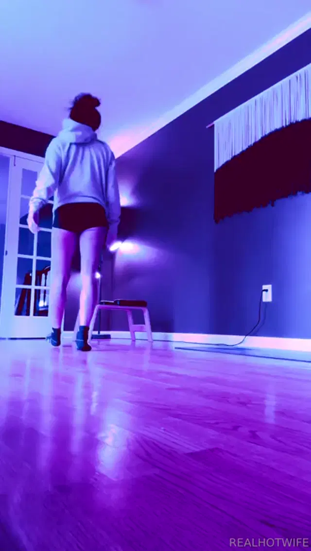 RealHotWifeVIP aka realhotwife – 09-27-2024 OnlyFans Video – Took a break from editing to release my hips a little bit