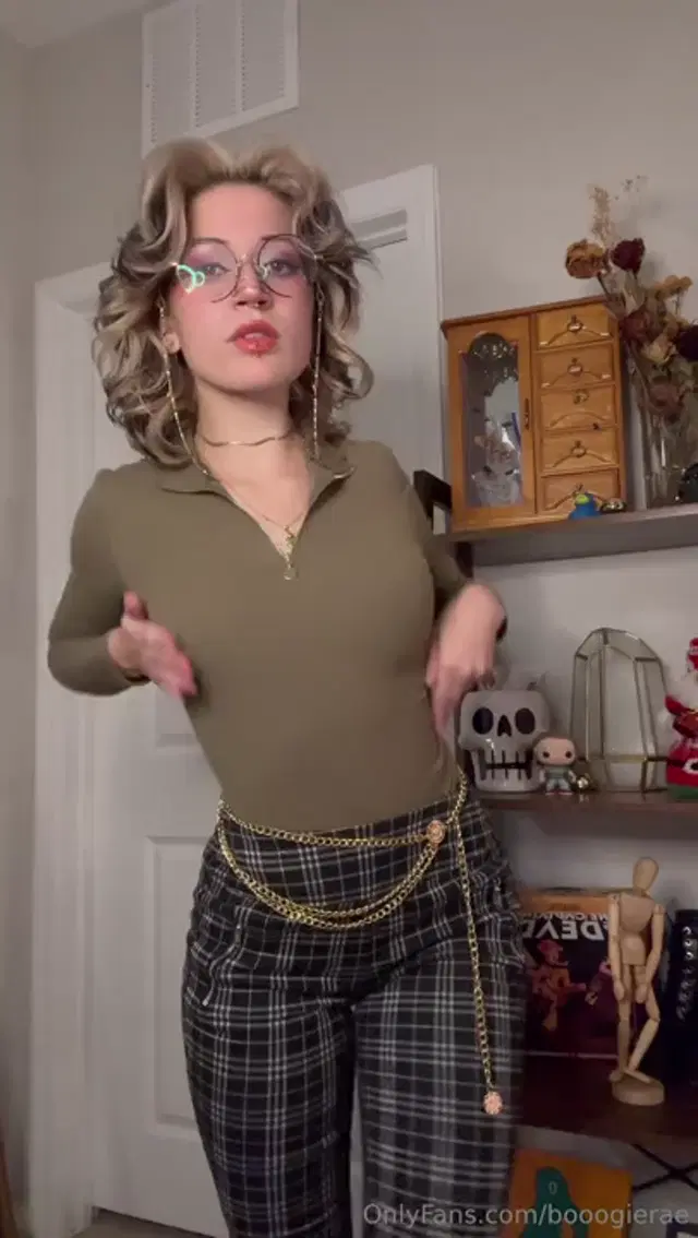 Boogie Rae aka booogierae – 12-14-2024 OnlyFans Video – My outfit for the lil Christmas program I went to with my family tonight was