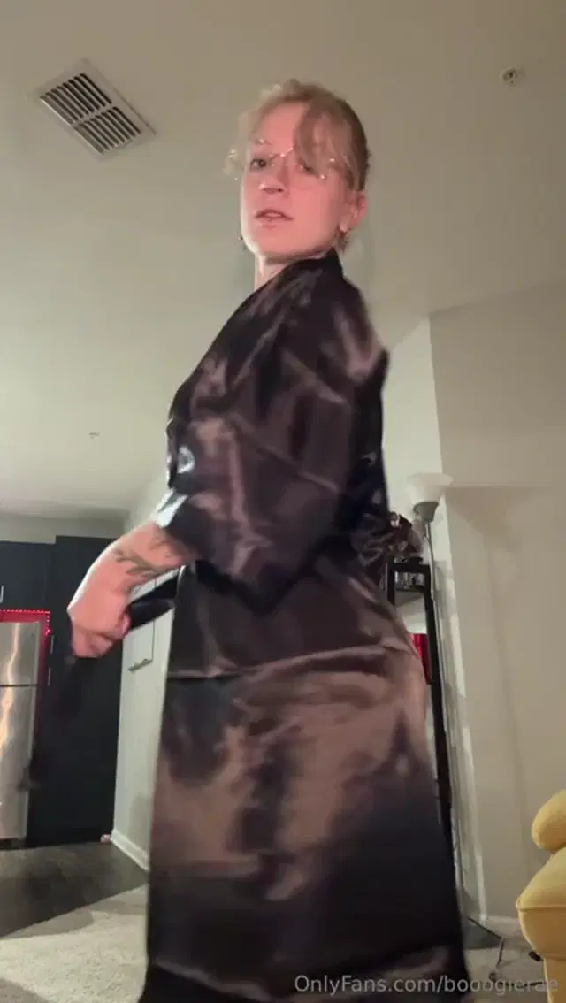 Boogie Rae aka booogierae – 05-24-2025 OnlyFans Video – Feeling hot and sexy and Bougie as fuck in my lil silk robe had to