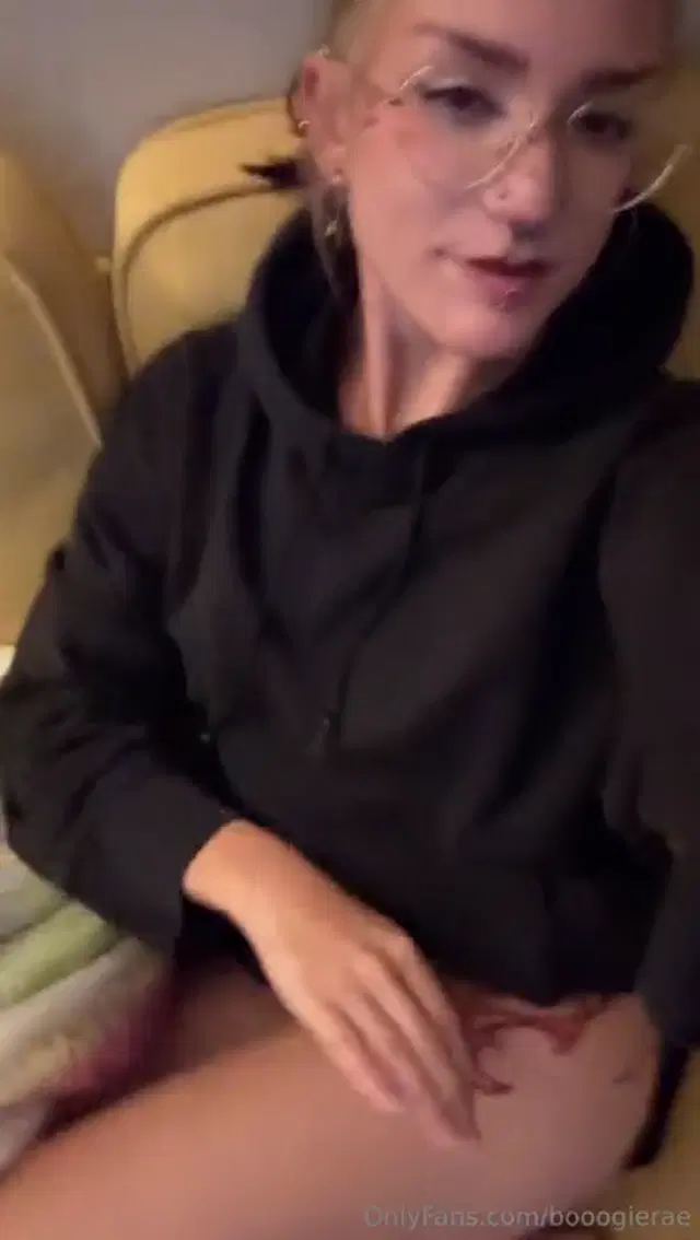 Boogie Rae aka booogierae – 07-27-2025 OnlyFans Video – Being coy with youuu in my big ahhh hoodie