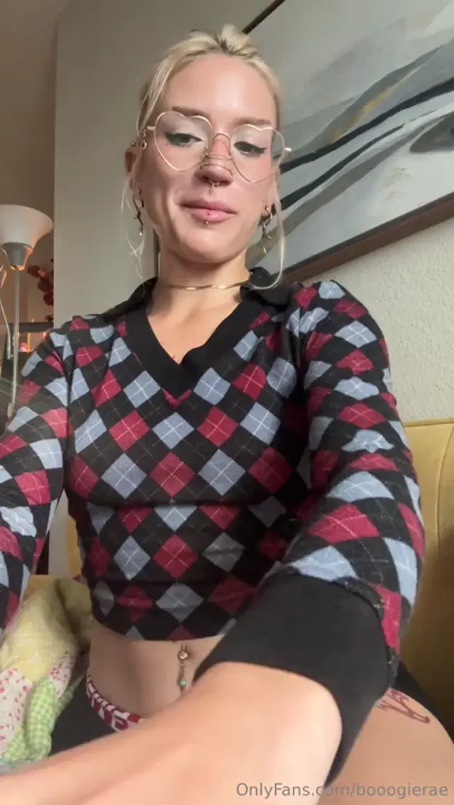 Boogie Rae aka booogierae – 08-04-2025 OnlyFans Video – Chatting with youuu over a nice afternoon bowl PS I spend more money on my cats