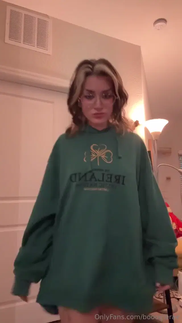 Boogie Rae aka booogierae – 12-01-2025 OnlyFans Video – Having some fun throwing that ass and dancing around to musicccc, while I cook dinner_3rbi
