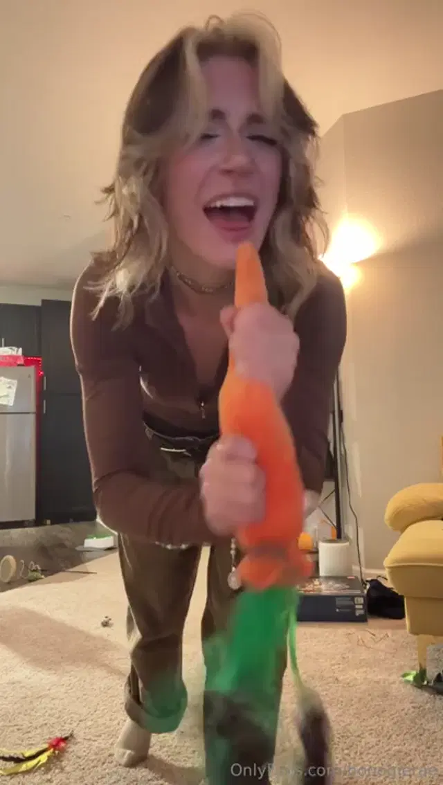Boogie Rae aka booogierae – 09-16-2025 OnlyFans Video – Dancing out the mid cleaning zoomies to antifascist rhetoric I did hit that mf jig at