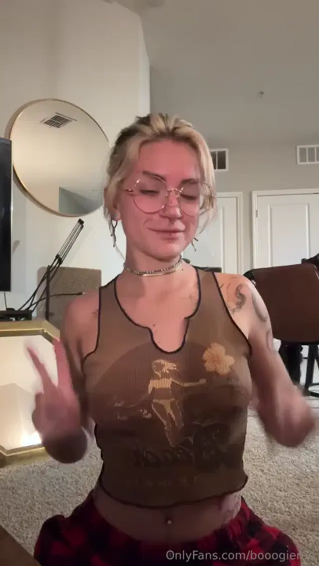 Boogie Rae aka booogierae – 10-01-2025 OnlyFans Video – Quick smoke sesh with meee while I yap at you Starting to feel a lot better