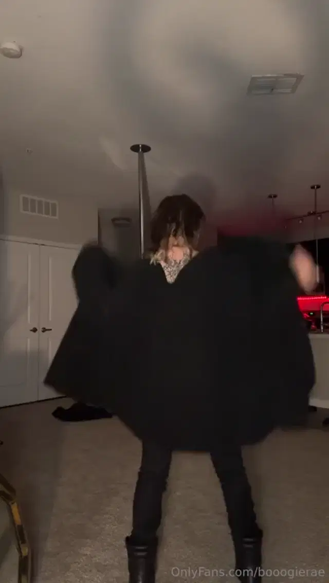 Boogie Rae aka booogierae – 10-31-2025 OnlyFans Video – My ass off the Halloween edible in my deconstructed Eric Draven costume heheh