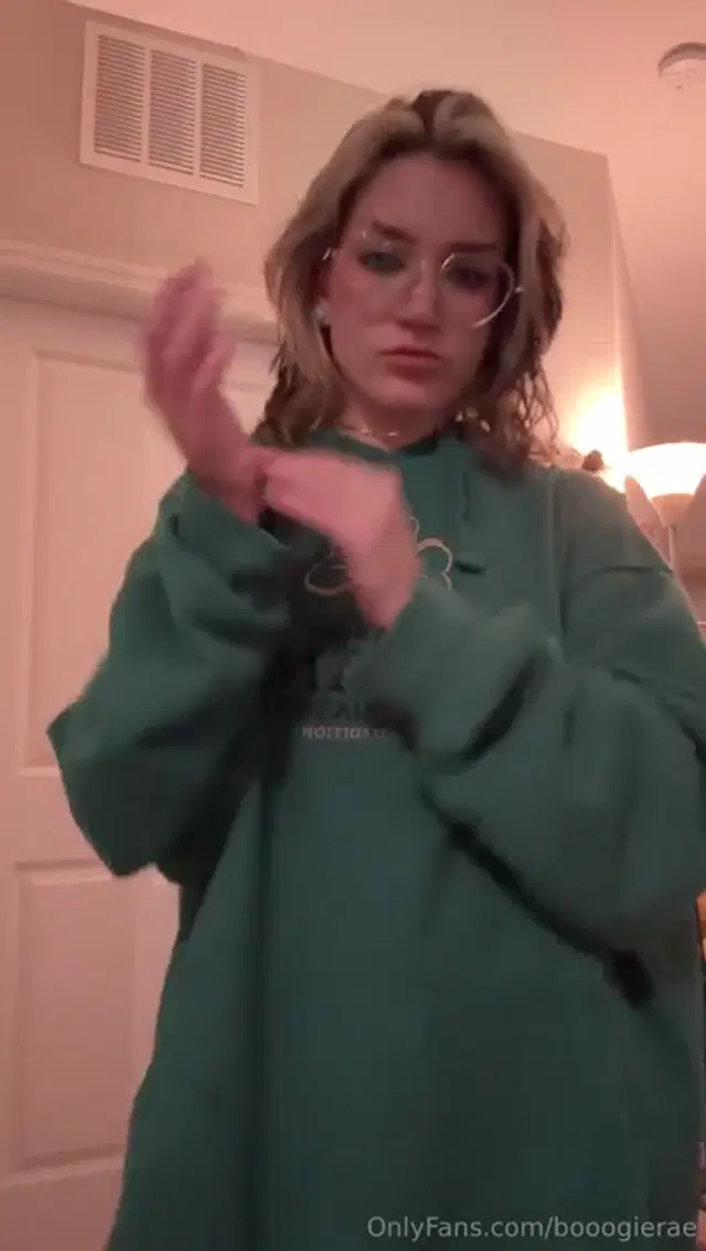 Boogie Rae aka booogierae – 12-01-2025 OnlyFans Video – Having some fun throwing that ass and dancing around to musicccc, while I cook dinner