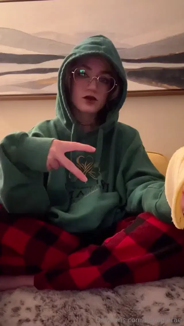Boogie Rae aka booogierae – 12-11-2025 OnlyFans Video – In my fav hoodie go ireland winding down for the night, cooking up some spicy Korean