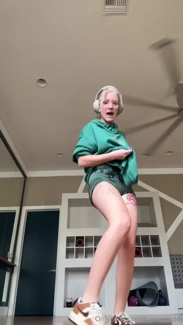 Boogie Rae aka booogierae – 01-13-2026 OnlyFans Video – Stretching with a lil dance break at the gym dont mind my very focused face,