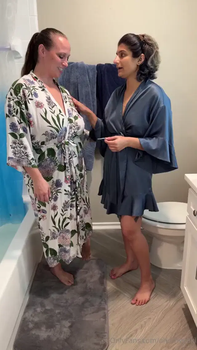 Sexy Paki aka ahornypaki – 10-06-2025 OnlyFans Video – Getting clean Or getting dirty With thelwordlauren