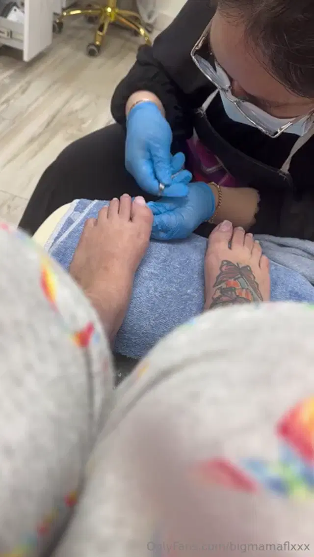Big booty Judy aka bigmamaflxxx – 01-24-2025 OnlyFans Video – Toes before the polish