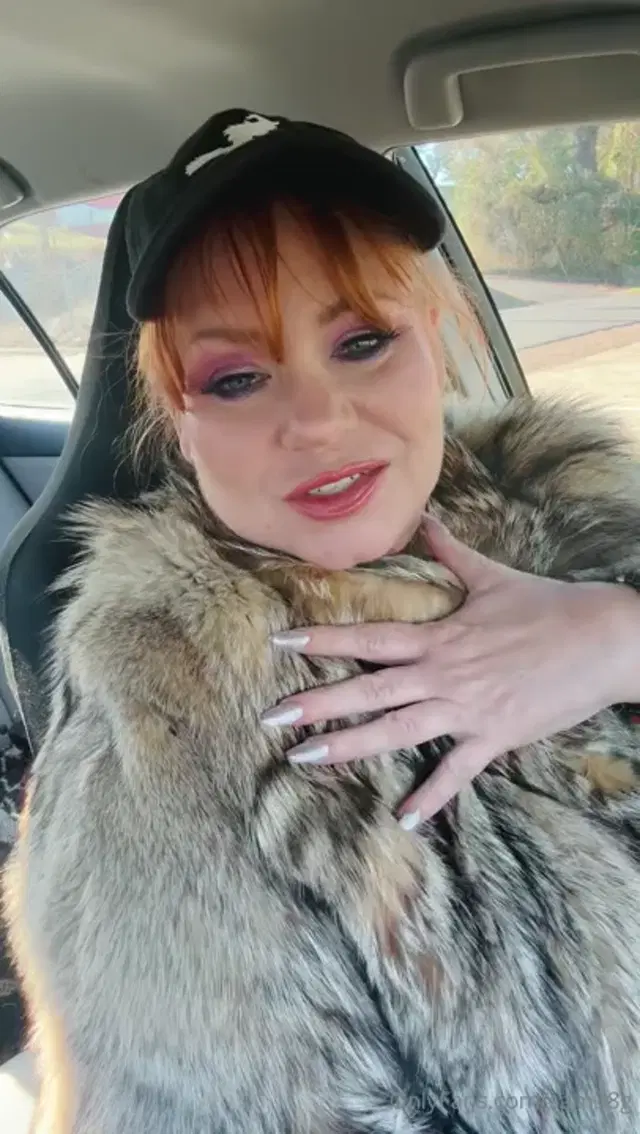 Samantha38g aka sam38g – 12-30-2025 OnlyFans Video – Got my nails done yesterday to match my dress for New Years Eve