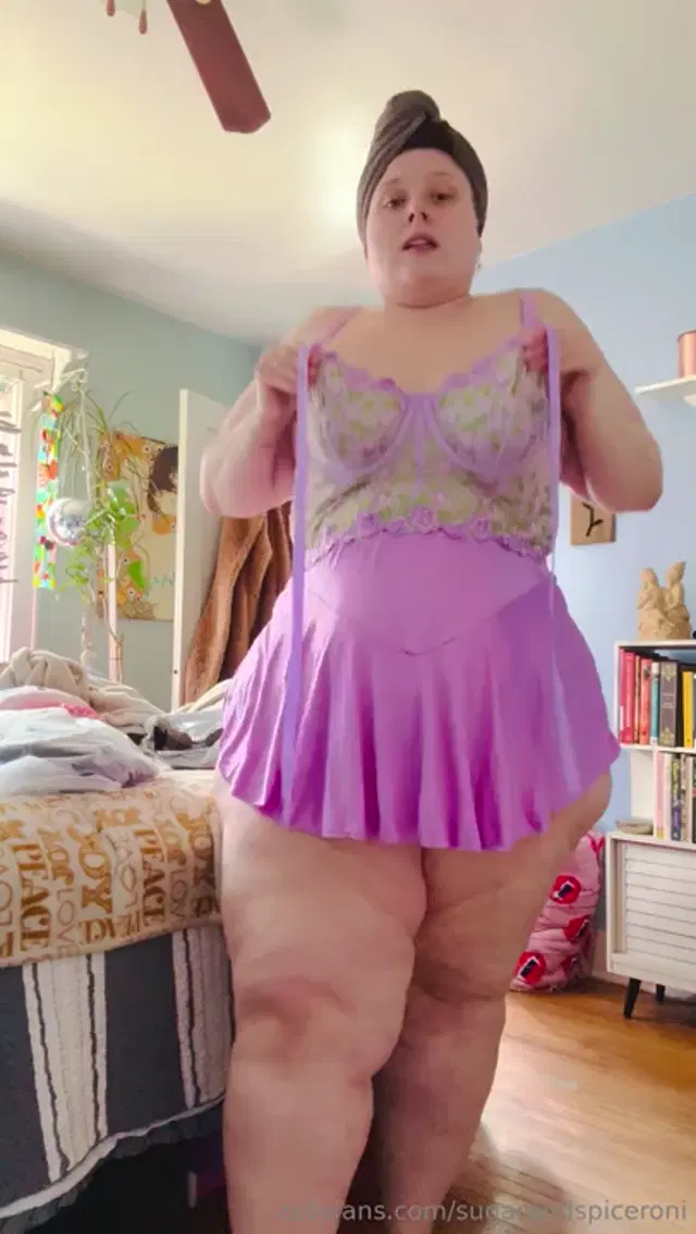 SugarandSpiceroni aka sugarandspiceroni – 04-22-2025 OnlyFans Video – New outfits