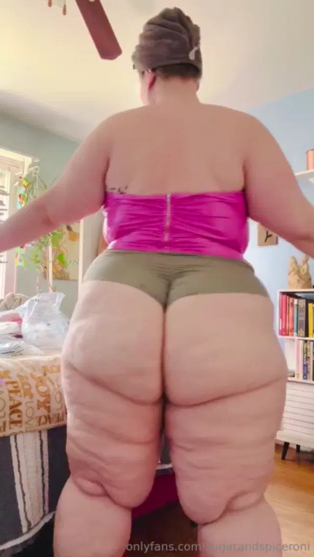 SugarandSpiceroni aka sugarandspiceroni – 04-22-2025 OnlyFans Video – New outfits_euqq