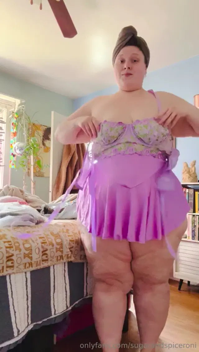 SugarandSpiceroni aka sugarandspiceroni – 04-22-2025 OnlyFans Video – New outfits_rvh3