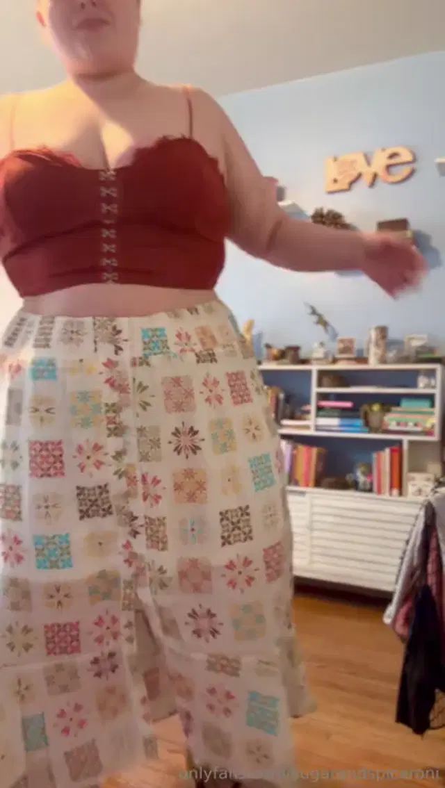 SugarandSpiceroni aka sugarandspiceroni – 05-01-2025 OnlyFans Video – Hiii I just wanted to show you my outfit