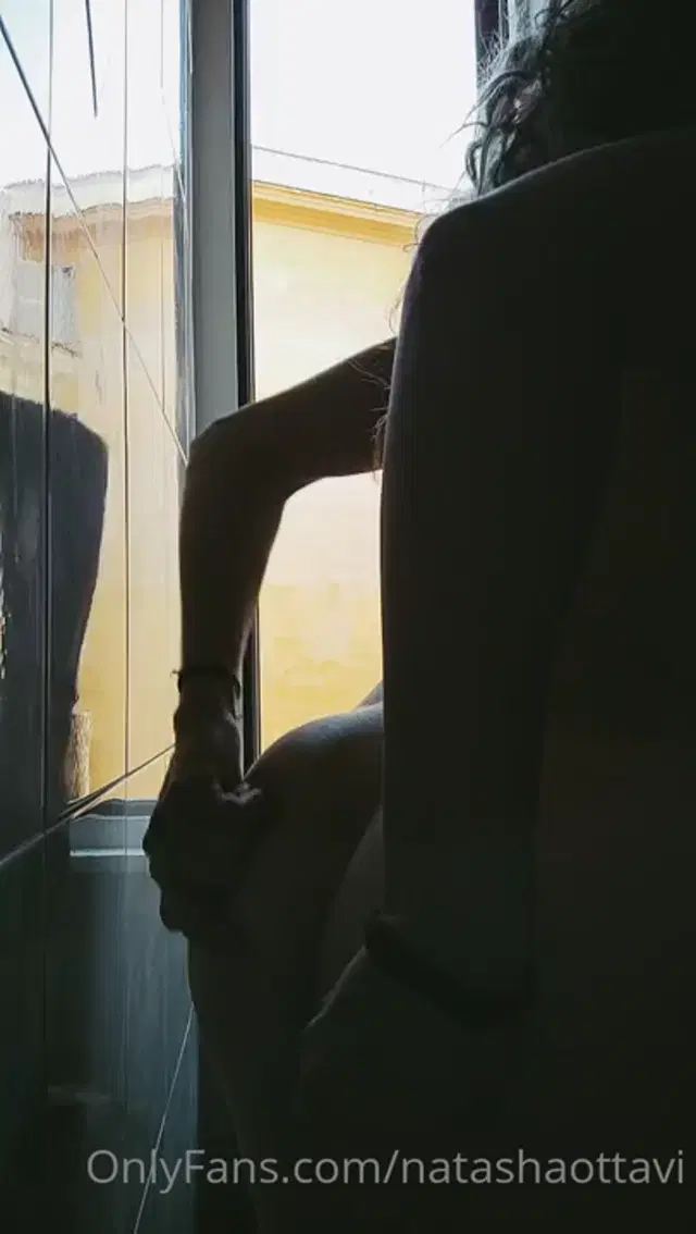 Natasha Ottavi aka natashaottavi – 08-26-2022 OnlyFans Video – Sbattendo le chiappe per i muratori mi sono arrappata, la mia pussy con i capelli oggi_anps