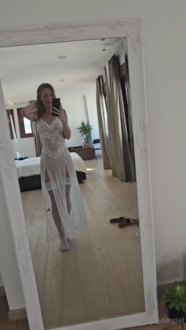 Polly Kendall aka pollykendall – 01-29-2025 OnlyFans Video – When the reflection is too hot to handle