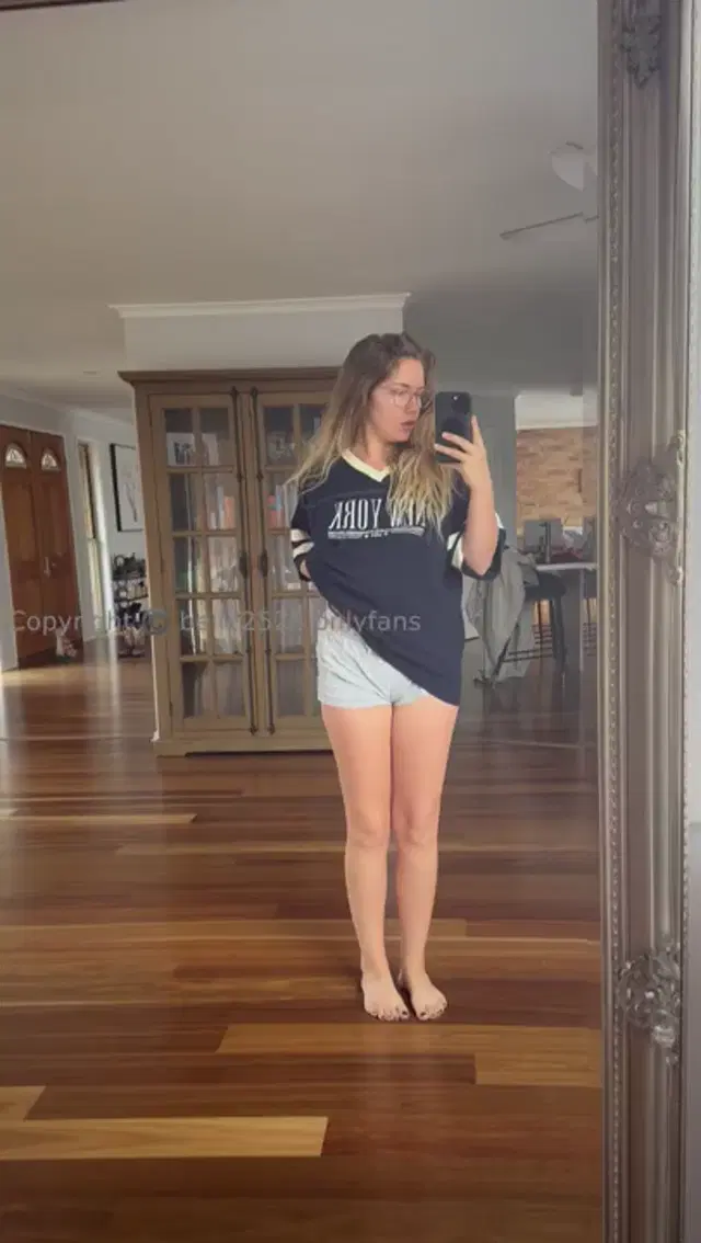 Belle Untamed aka belleuntamed25 – 08-15-2024 OnlyFans Video – Went sunbaking yesterday and got a little pink