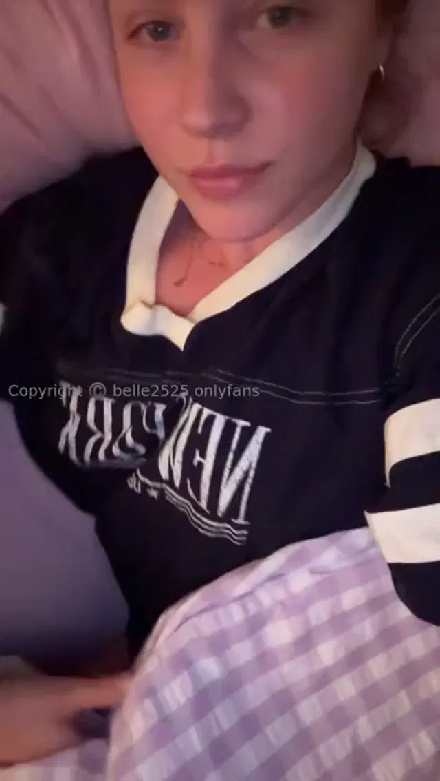 Belle Untamed aka belleuntamed25 – 08-26-2024 OnlyFans Video – What do you prefer women to sleep in Oversized tee and your jocks a sexy