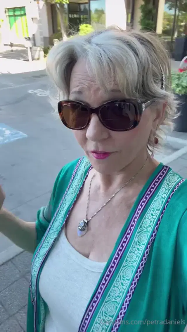 Petra Daniels aka petradaniels – 07-07-2024 OnlyFans Video – i bought a cable, in my hand, and upgraded to iphone 15, such great quality!