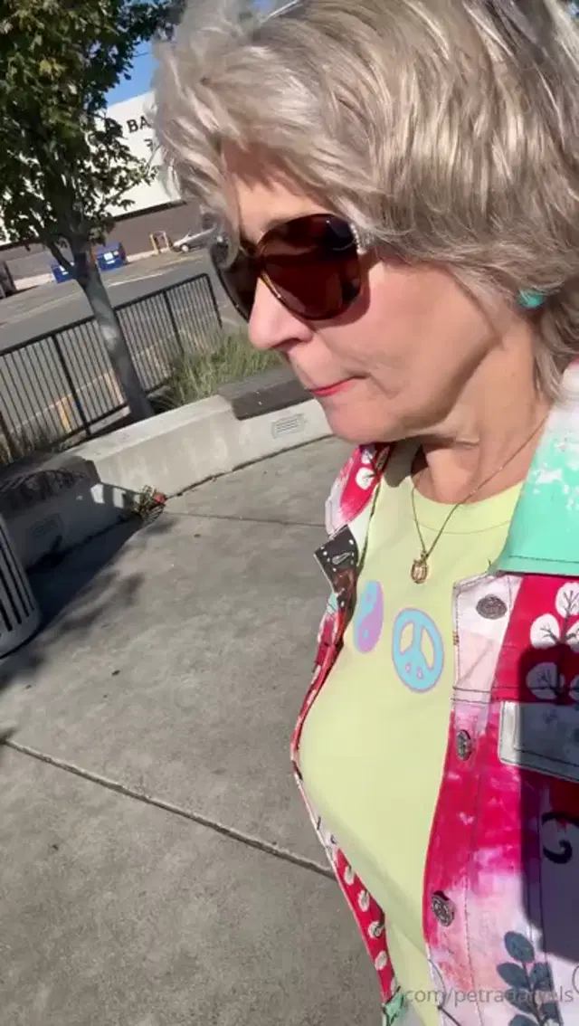 Petra Daniels aka petradaniels – 08-29-2024 OnlyFans Video – i had to hold my phone i did have a handle thing for my phone but